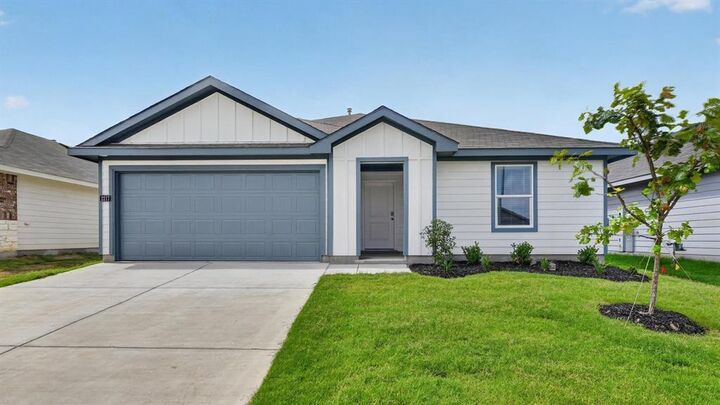 Property Photo: 818 King's Way TX 76645