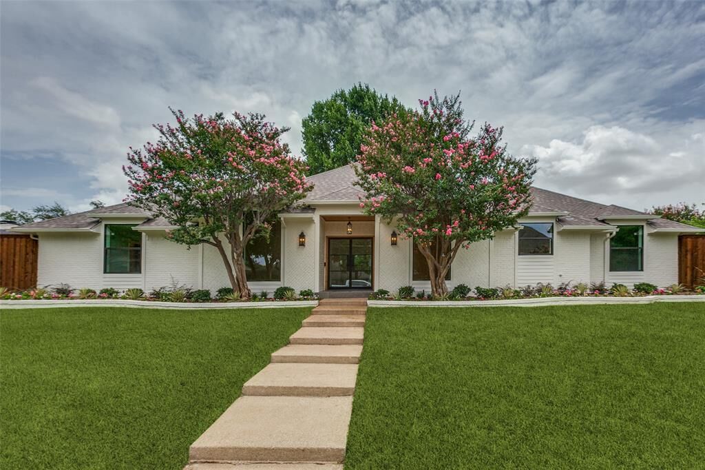 Property Photo: 14908 Woodbriar Drive TX 75248