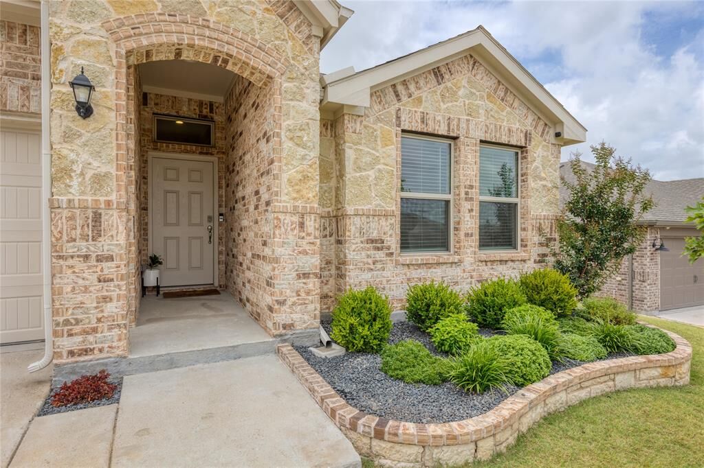 Property Photo: 1825 Agarito Drive TX 76086