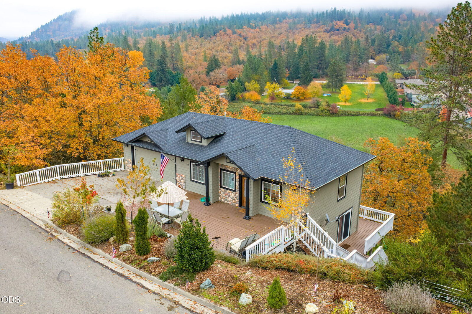 Property Photo: 1550 Panoramic Loop OR 97527