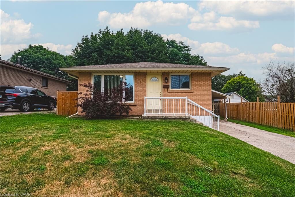 Property Photo: 7 Chapman Court ON N3C 2X1