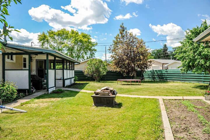 Property Photo: 6314 44A Avenue AB T4V 0B4