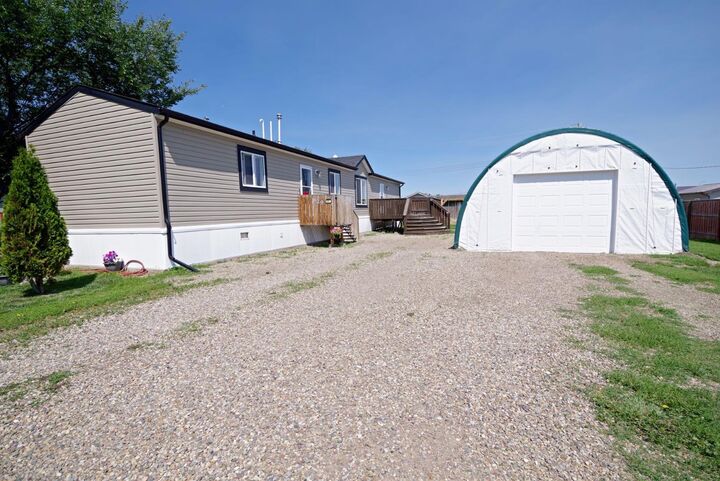 Property Photo:  829 3 Street S  AB T0K 0Z0 