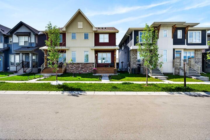 Property Photo:  227 Chinook Gate Boulevard SW  AB T4B 5J4 