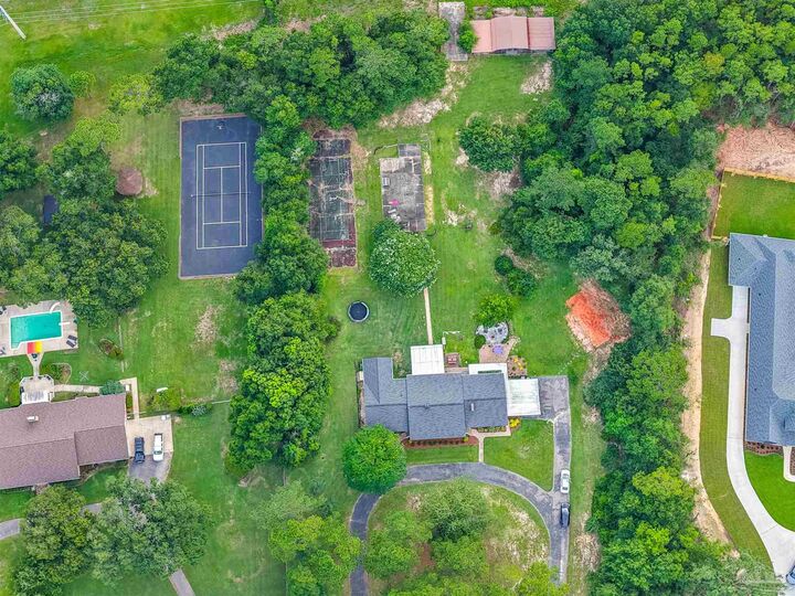 Property Photo: 2379 Risen Dr FL 32533