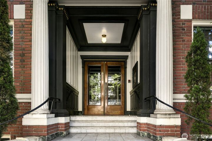 Property Photo: 615 Boren Avenue 17 WA 98104