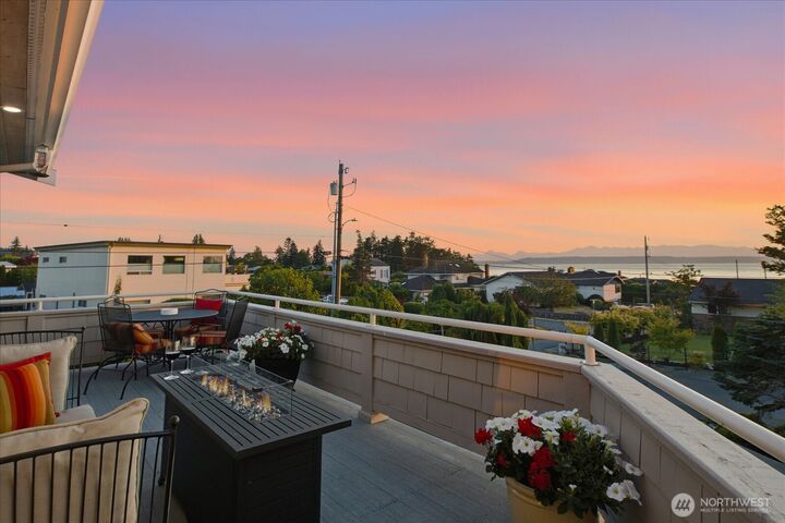 Property Photo: 809 Driftwood Place WA 98020