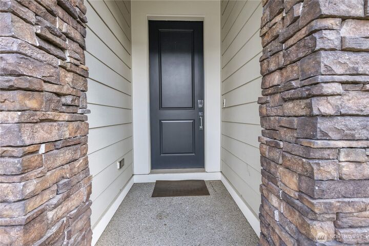 Property Photo: 27066 Summit Park Way SE WA 98038