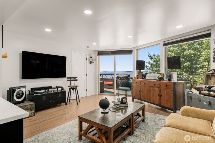 Property Photo:  507 W Mercer St 401  WA 98119 