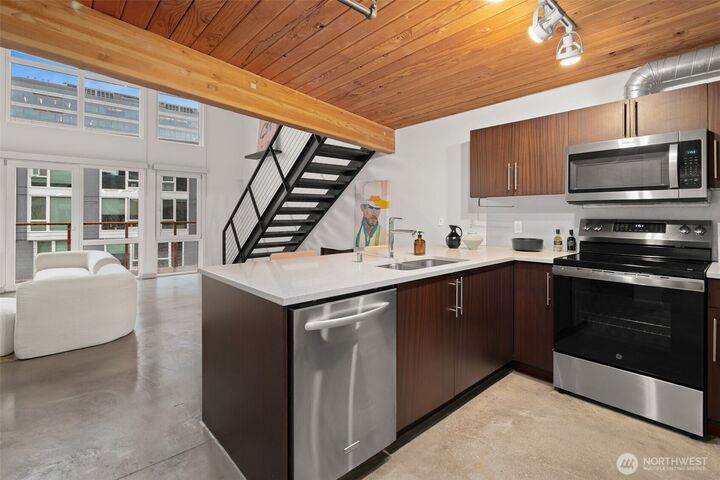 Property Photo:  401  9th Avenue N 616  WA 98109 