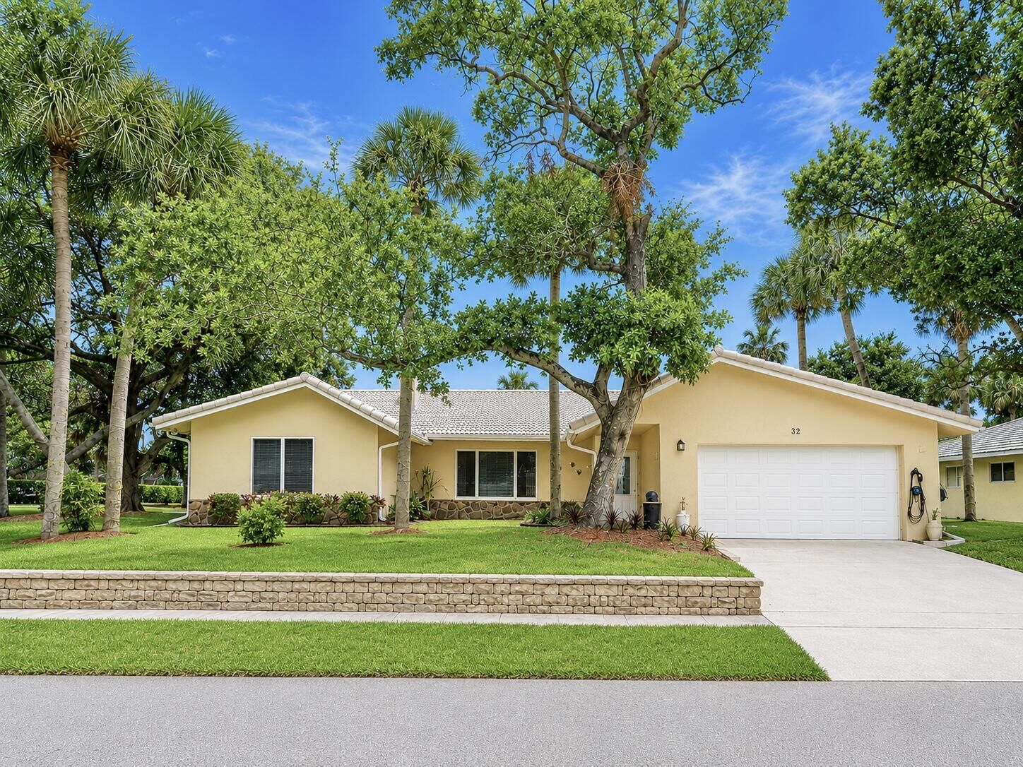 Property Photo: 32 SW 14th Avenue FL 33486