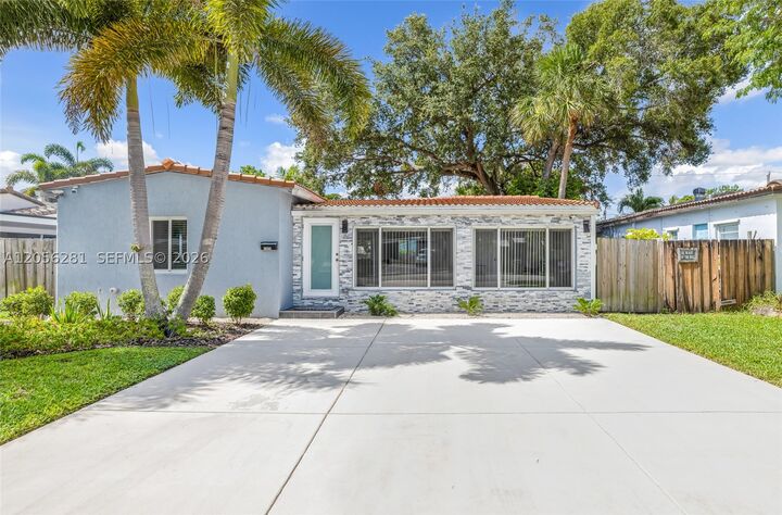 Property Photo: 1008 SW 18th Ct FL 33315
