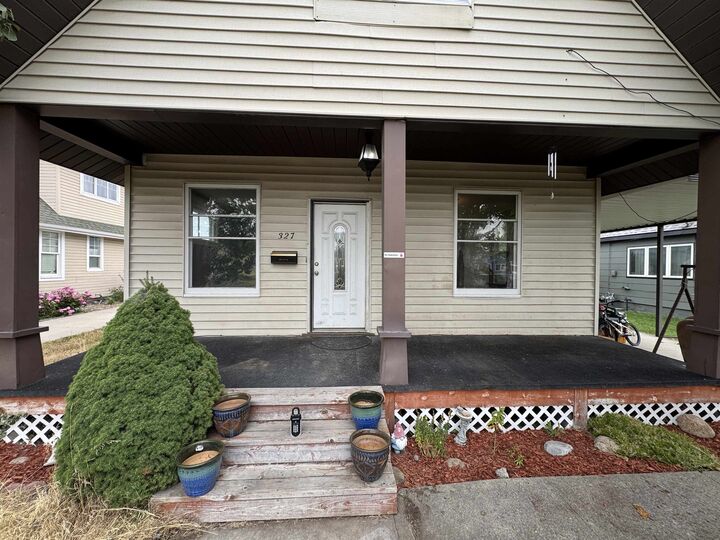 Property Photo:  327 E Gordon Ave  WA 99207 