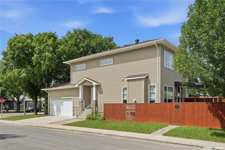 Property Photo: 1623 Broadway Avenue SK S7H 2B2