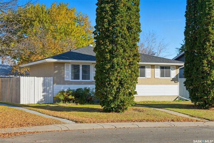 10 Dominion Crescent — photo 1