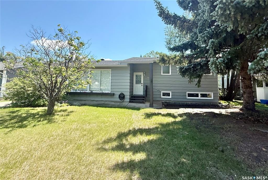 Property Photo: 305 2nd Avenue E SK S0L 1S0