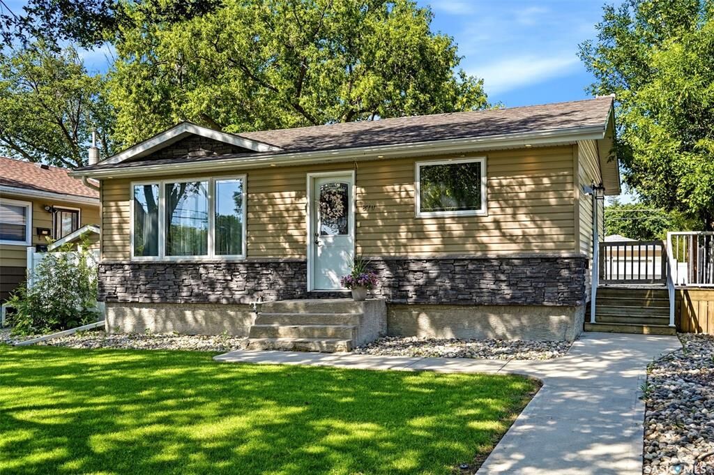 Property Photo:  870 Royal Street  SK S4T 4Z4 