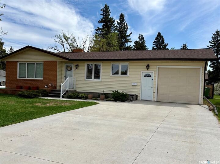 Property Photo: 71 Dalebrooke Drive SK S3N 2N6