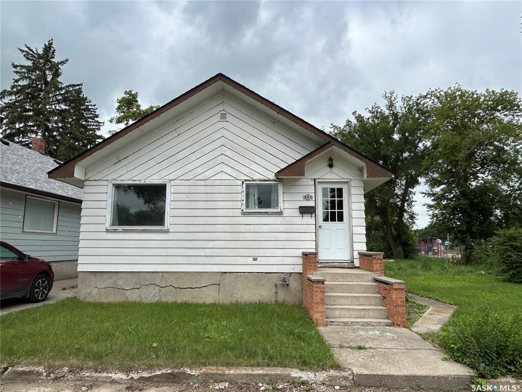 Property Photo:  806 5th Avenue SW  SK S6H 5W3 