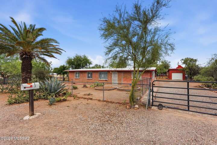 Property Photo:  2901 W Milton Road  AZ 85746 