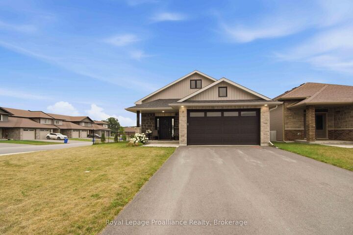 Property Photo: 21 Cedar Park Crescent ON K8V 0J1