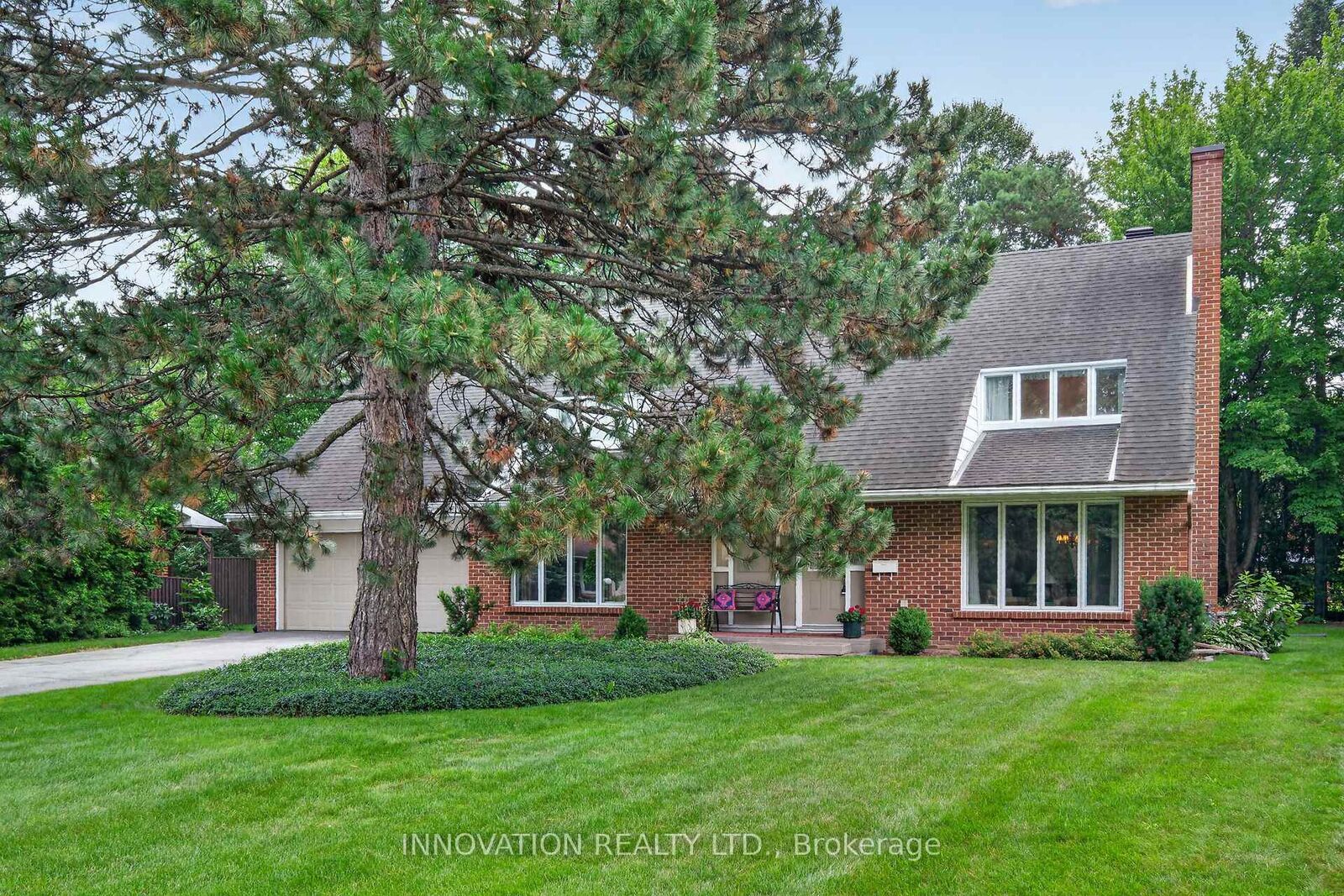 Property Photo: 68 Kingsford Court ON K2K 1T9