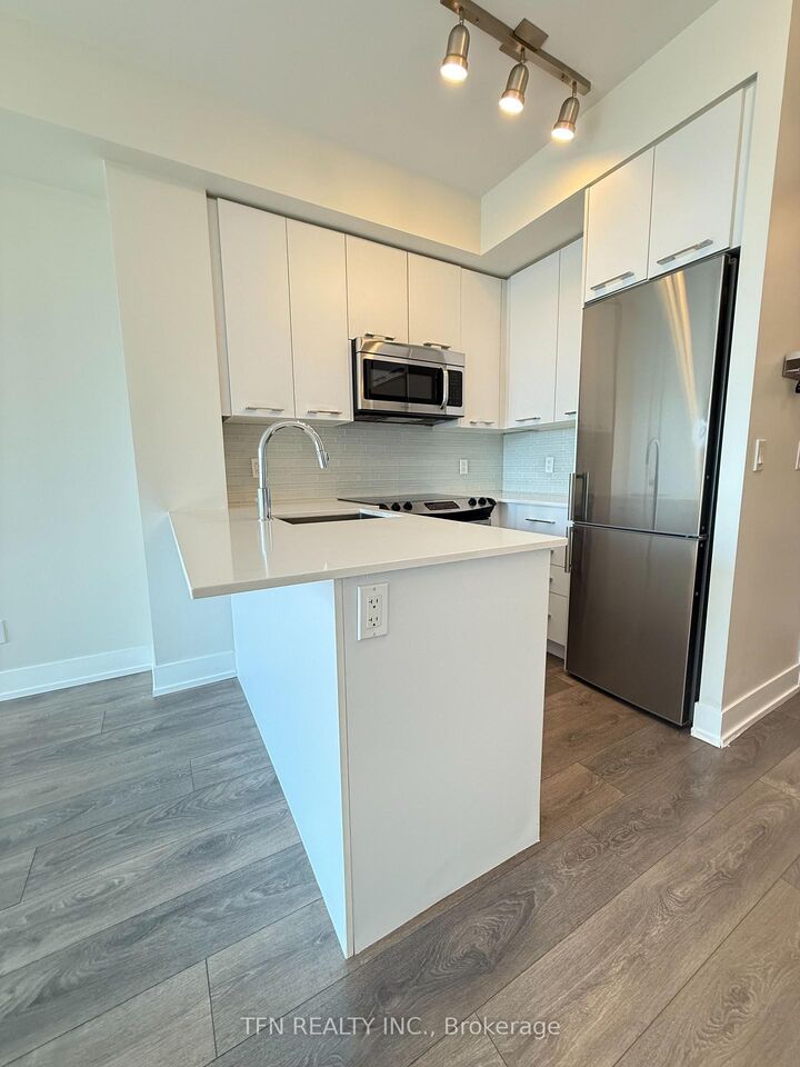 Property Photo:  9471 Yonge Street W 612  ON L4C 1V4 
