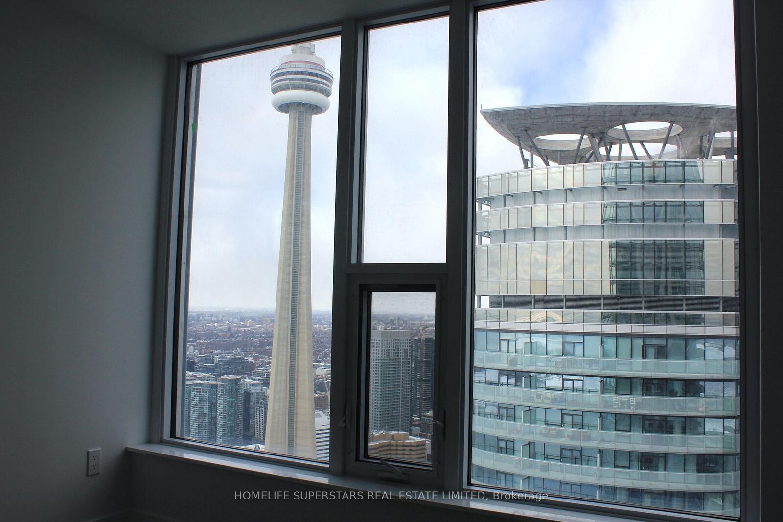 Property Photo: 10 York Street 6212 ON M5J 2Z2