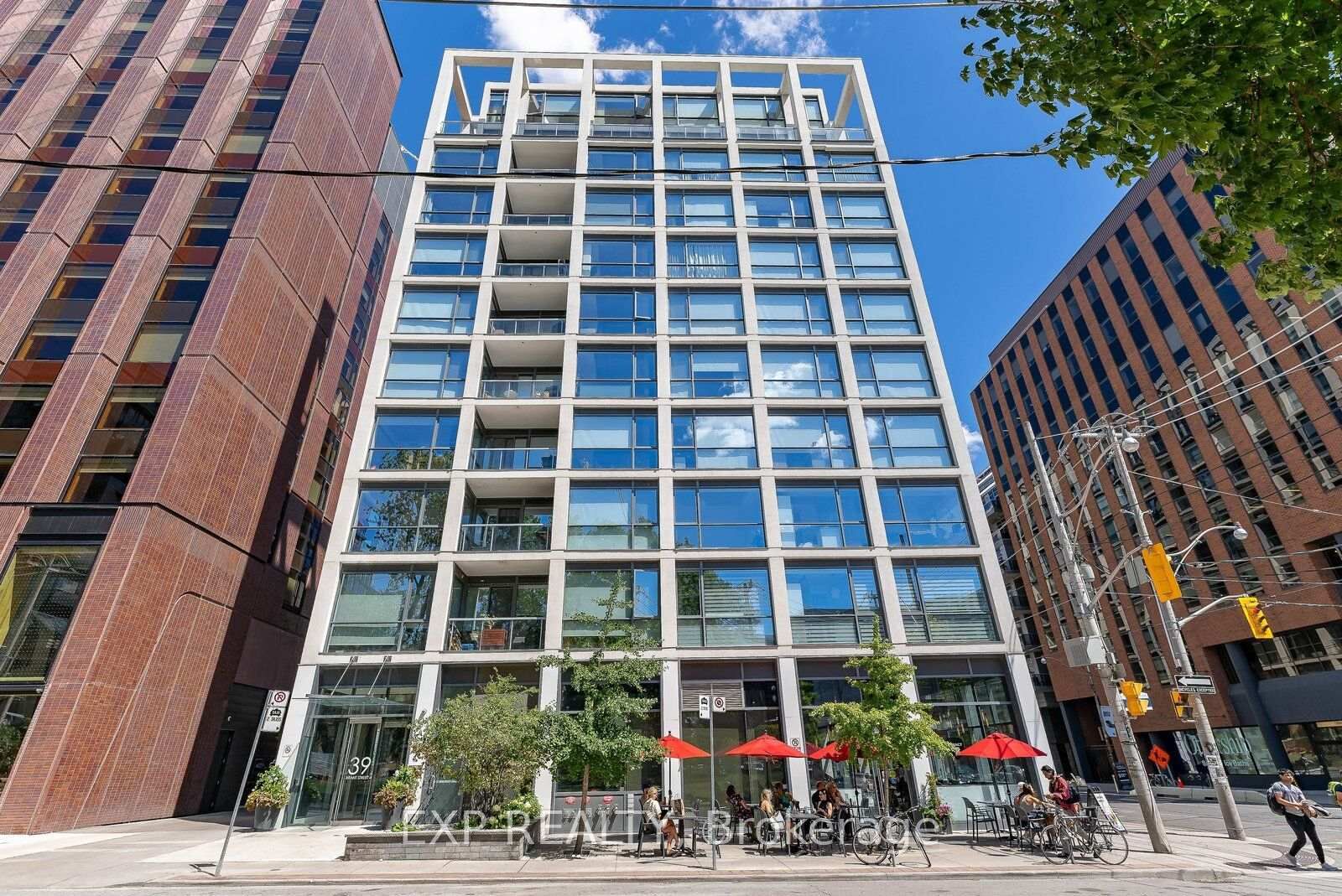 Property Photo: 39 Brant Street 416 ON M5V 0M8