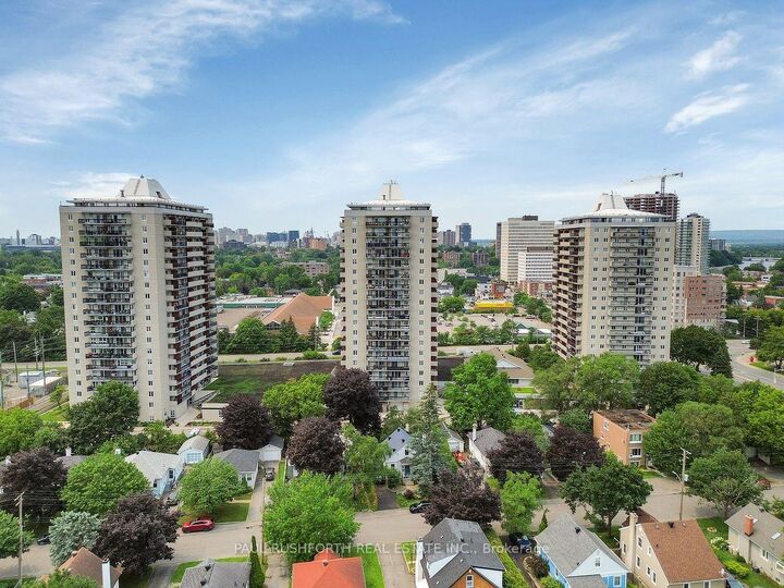 Property Photo:  158 B McArthur Avenue 1702  ON K1L 8C9 
