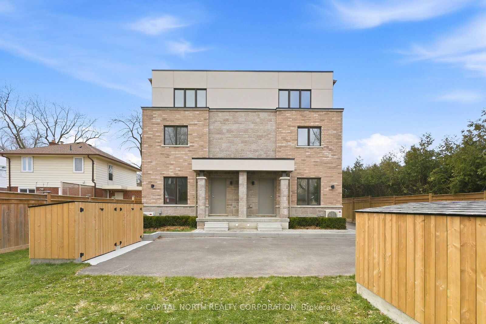 Photo de la propriété: 54 Touraine Avenue 3 ON M3H 1R2