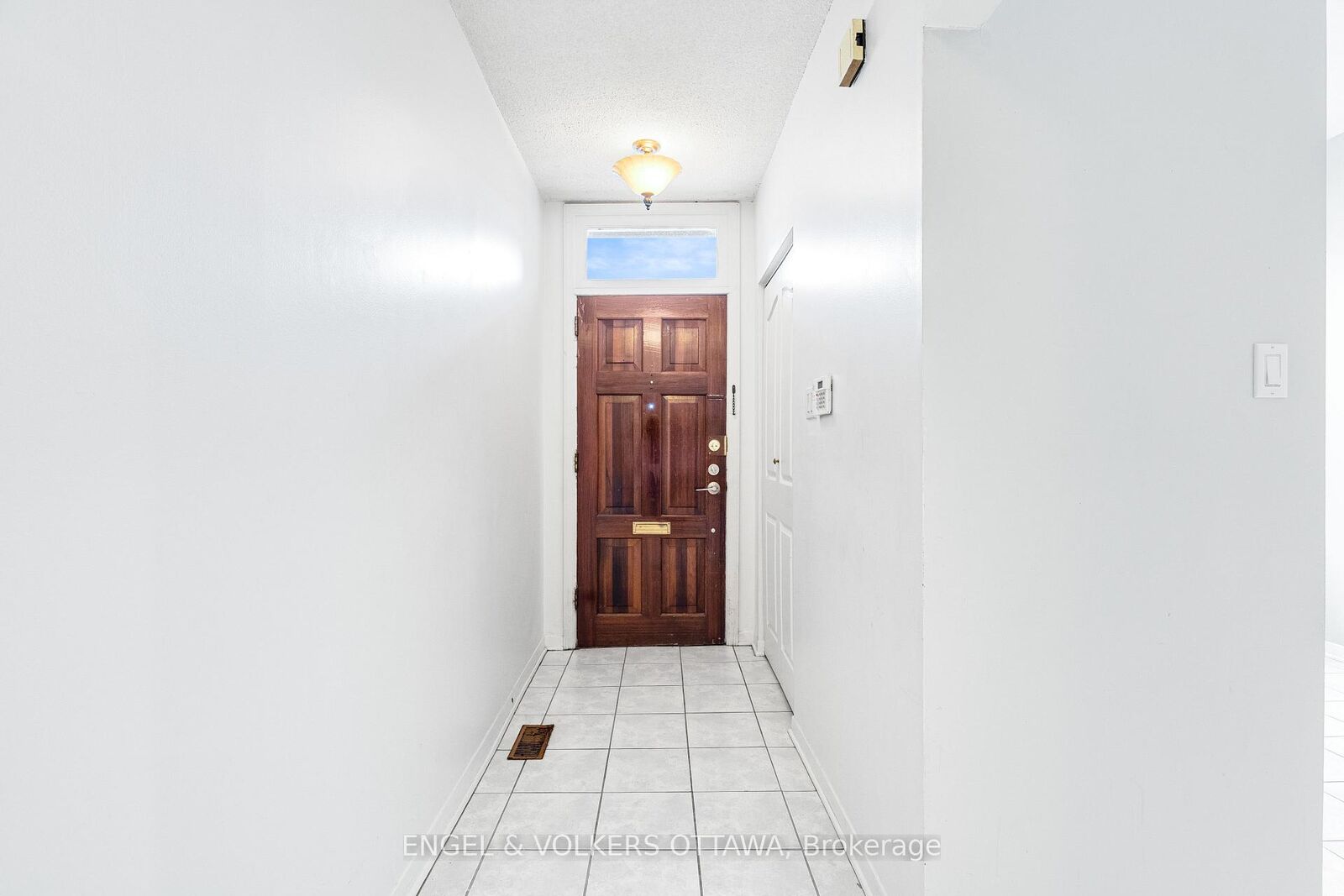 Property Photo: 293 Somerset Street E ON K1N 6V9