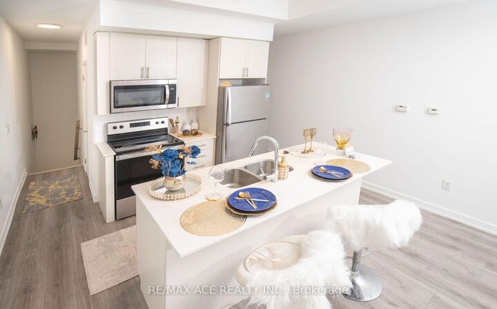 Property Photo:  3686 St Clair Avenue E 105  ON M1M 0E4 