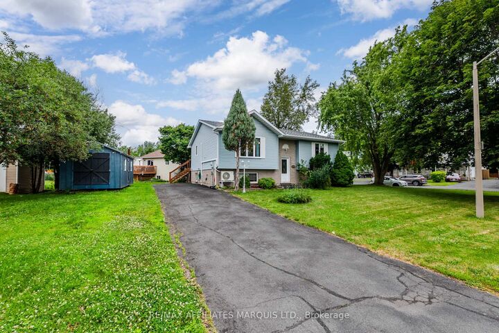 Property Photo:  700 Lynn Street  ON K6H 7E3 