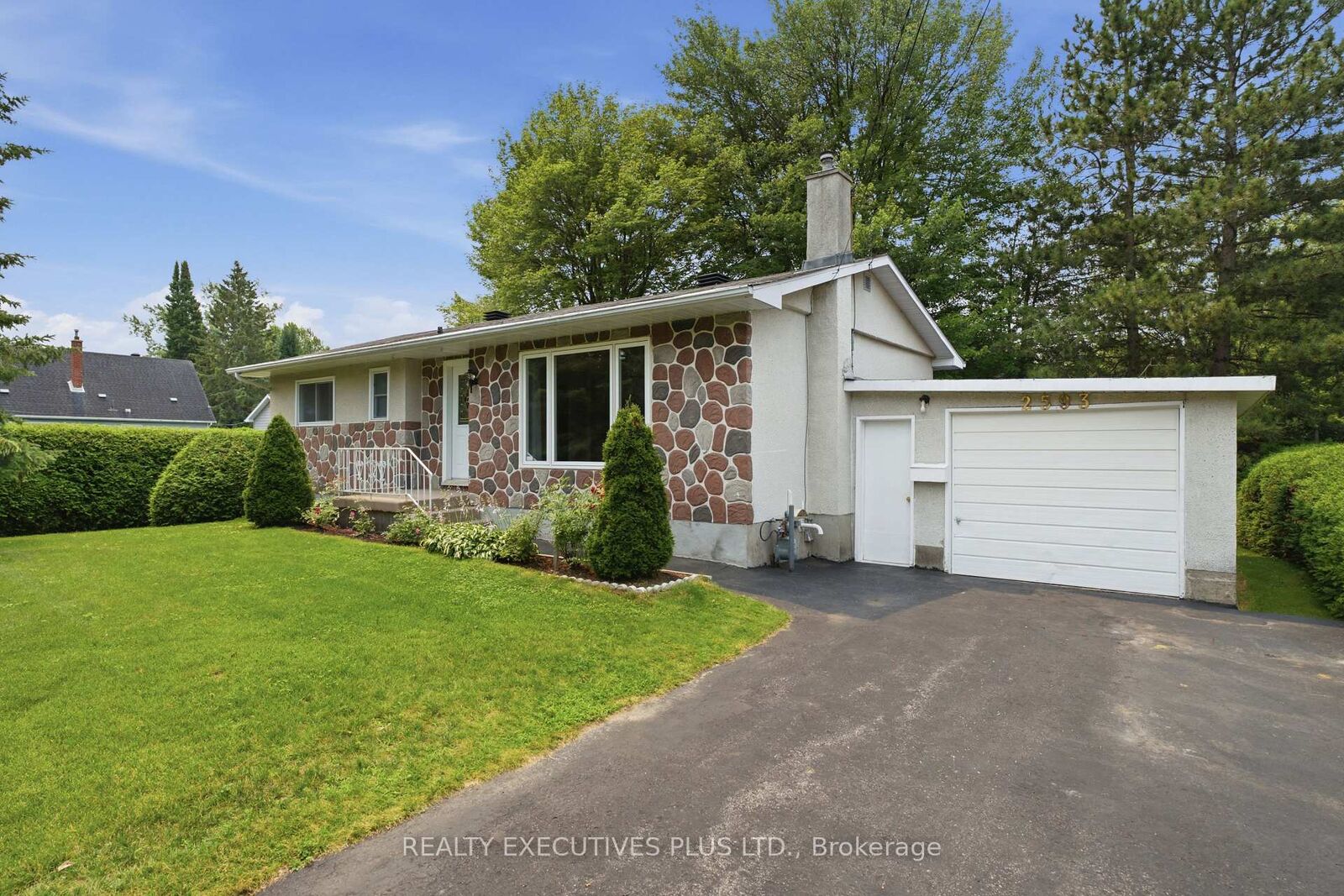 Property Photo: 2593 Cleroux Crescent ON K1W 1B6