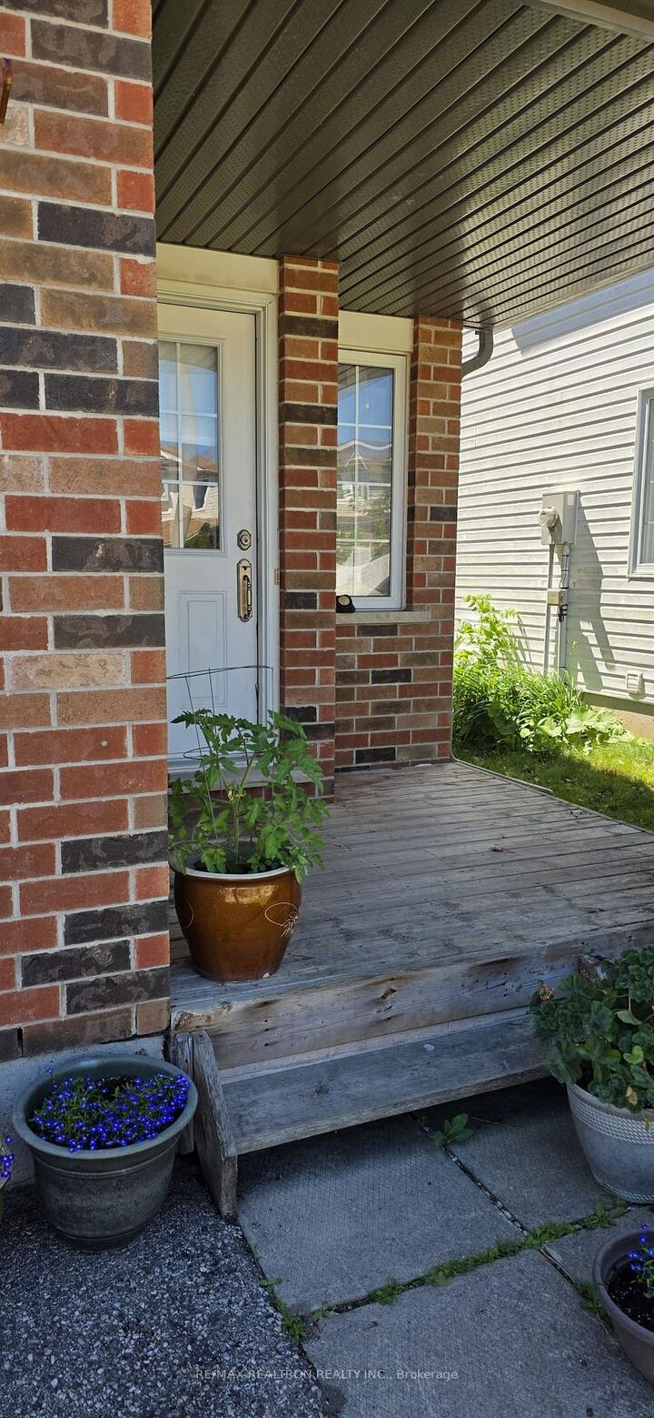 Property Photo: 123 Westmeadow Drive ON N2N 3P8