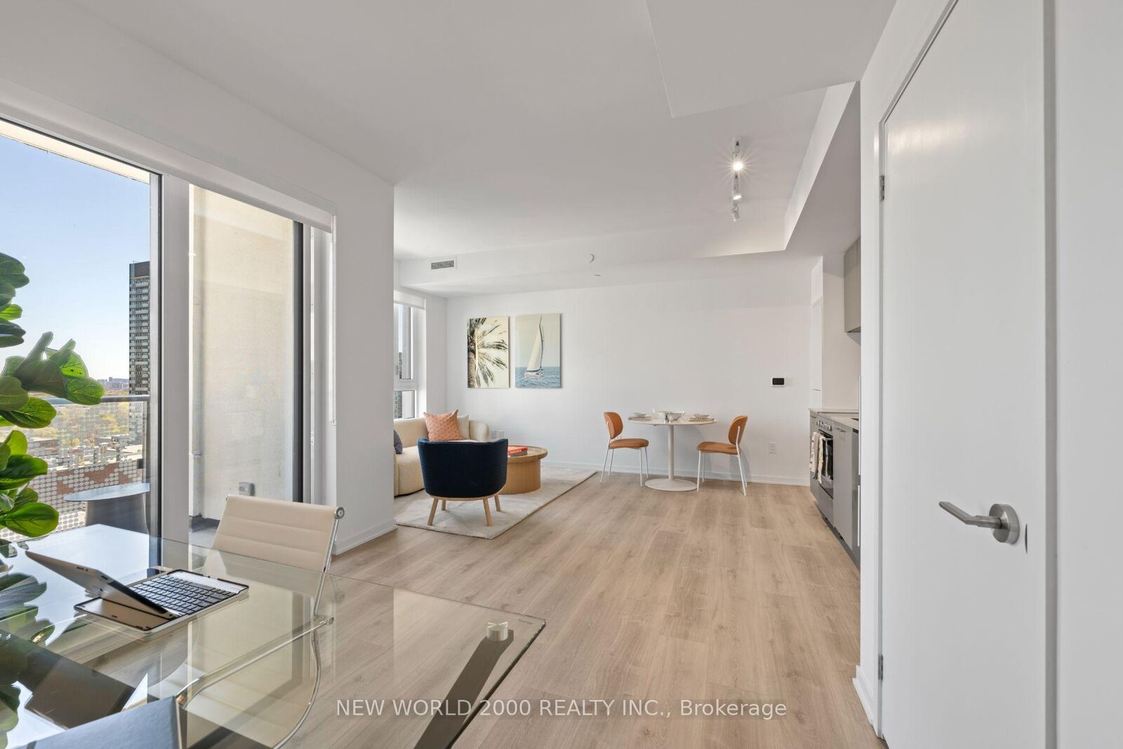Property Photo: 101 Roehampton Avenue 1613 ON M4P 2W2