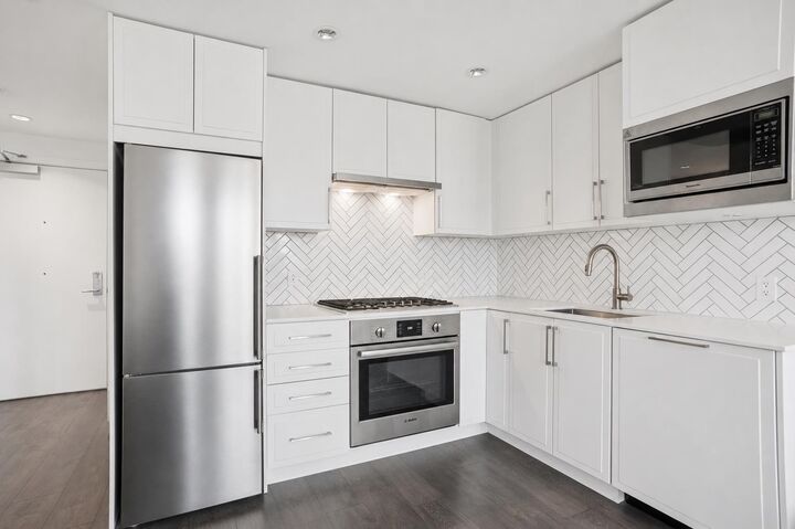 2435 Kingsway 507 — photo 1