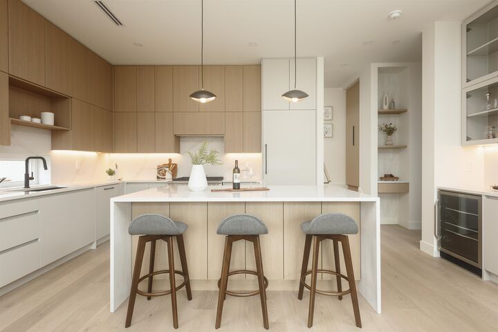 Property Photo: 735 E 10th Avenue 2 BC V5T 2A8