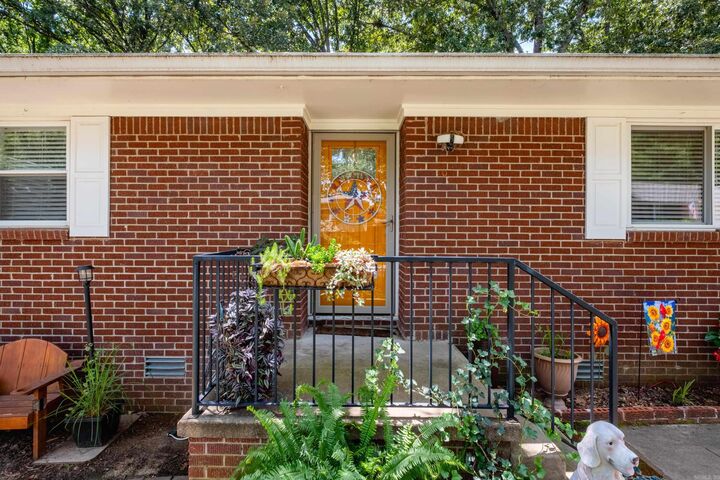 Property Photo: 6 Betsy Lane AR 72205-2804