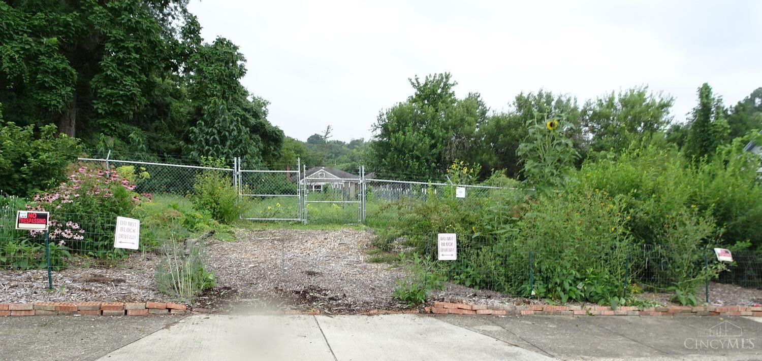 Property Photo: 33 Clinton Springs Avenue OH 45217