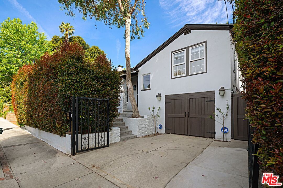 Property Photo: 9023 Phyllis Ave CA 90069