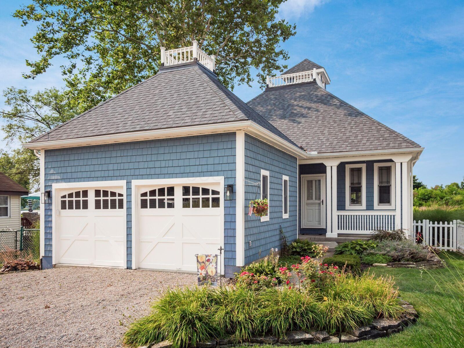 Property Photo: 3081 Greenlawn NE Avenue OH 43046