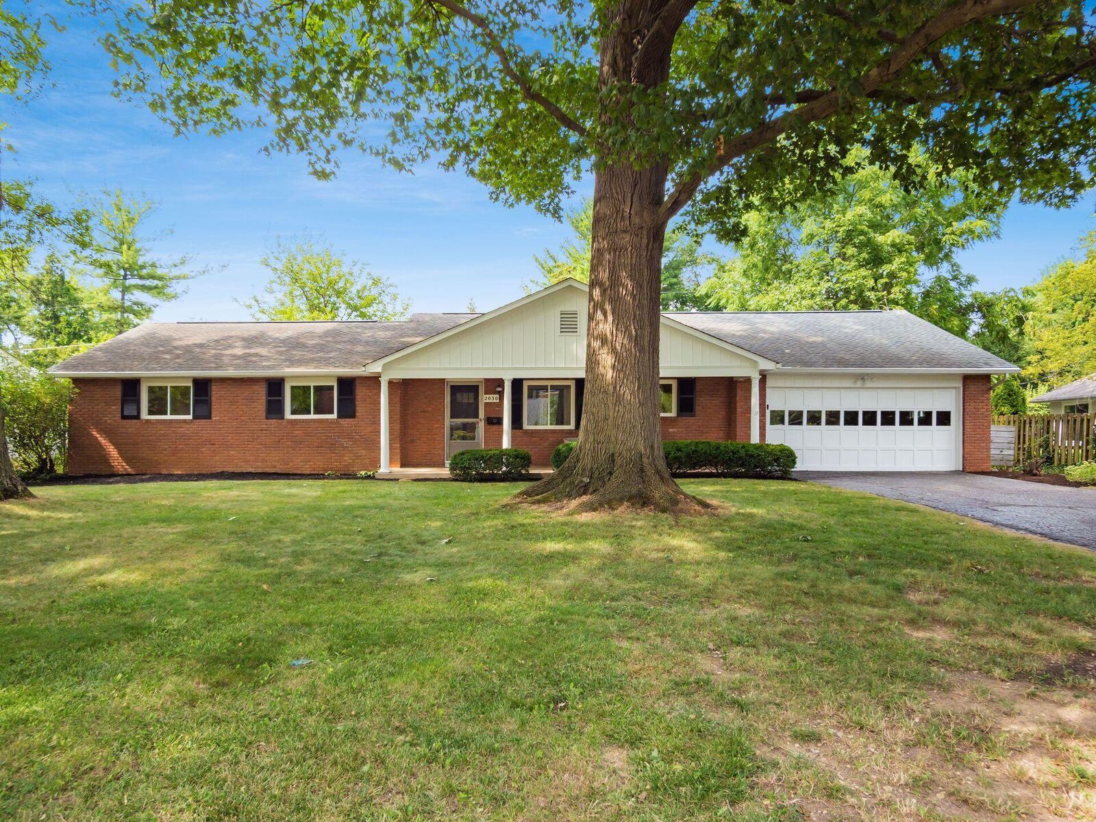 Property Photo:  2030 Chardon Road  OH 43220 
