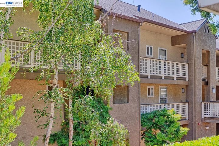 Property Photo: 685 Dartmore Ln 365 CA 94544