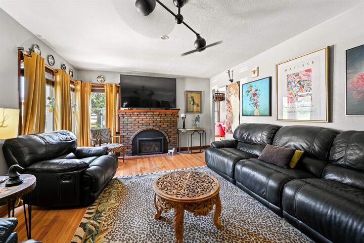 Property Photo: 380 Glen Oak Street IA 52001