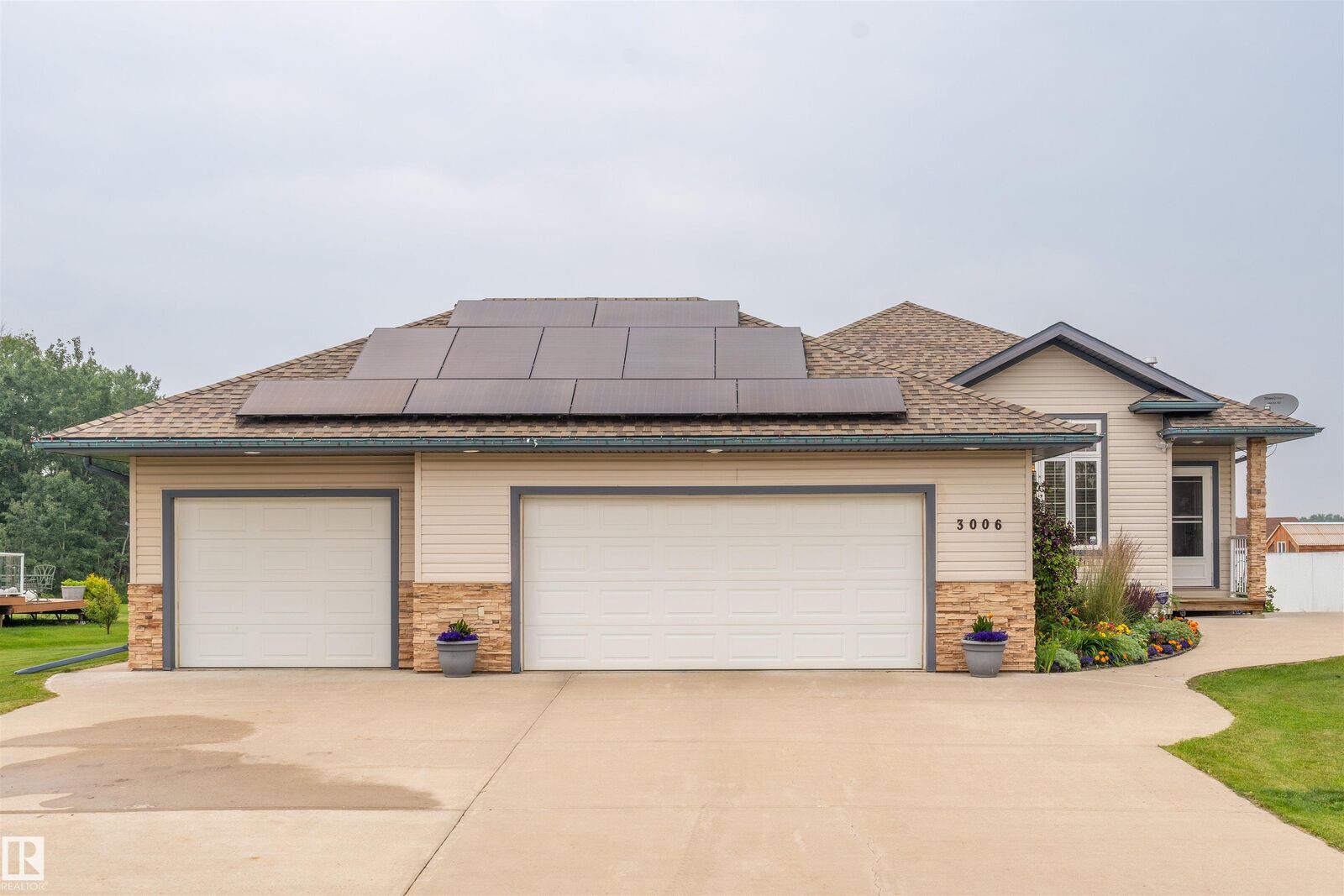 Property Photo:  3006 Red Fox Drive  AB T9M 1N9 