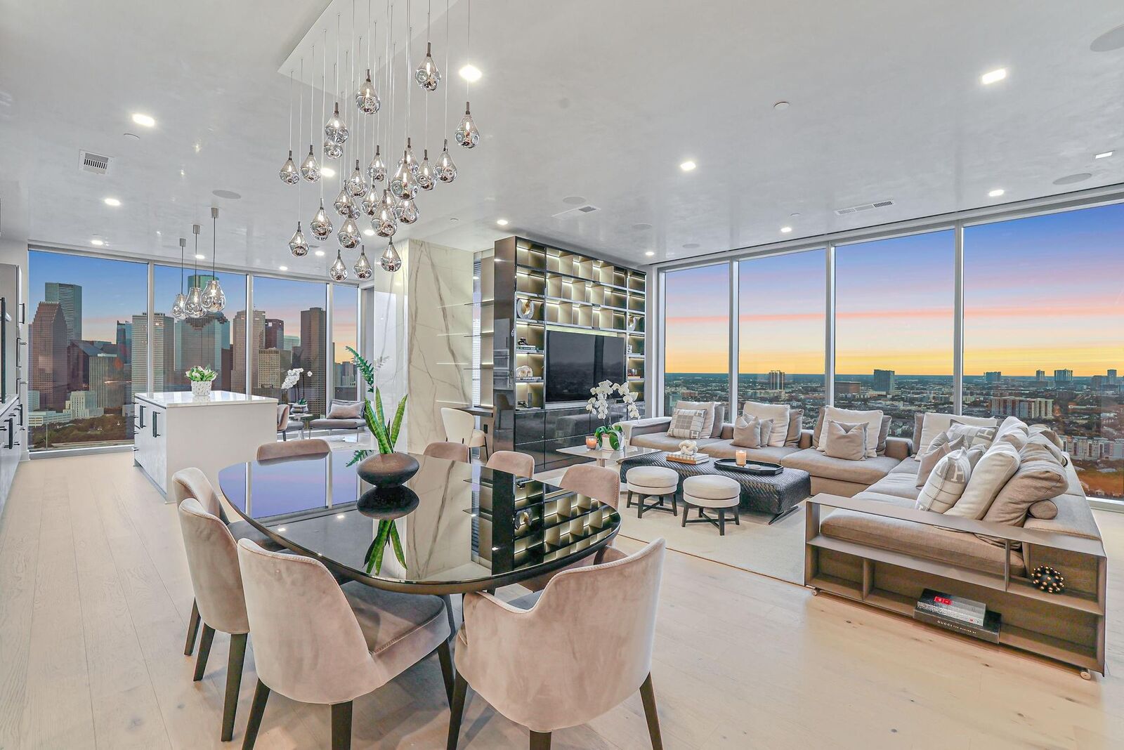 Property Photo: 1711 Allen Parkway 2704 TX 77019