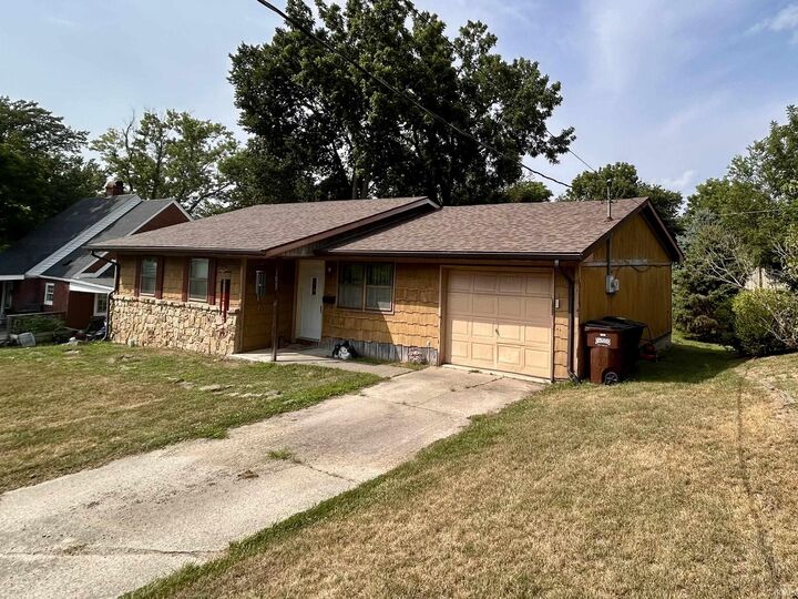 Property Photo: 1009 W Walnut Street IN 47220-1722