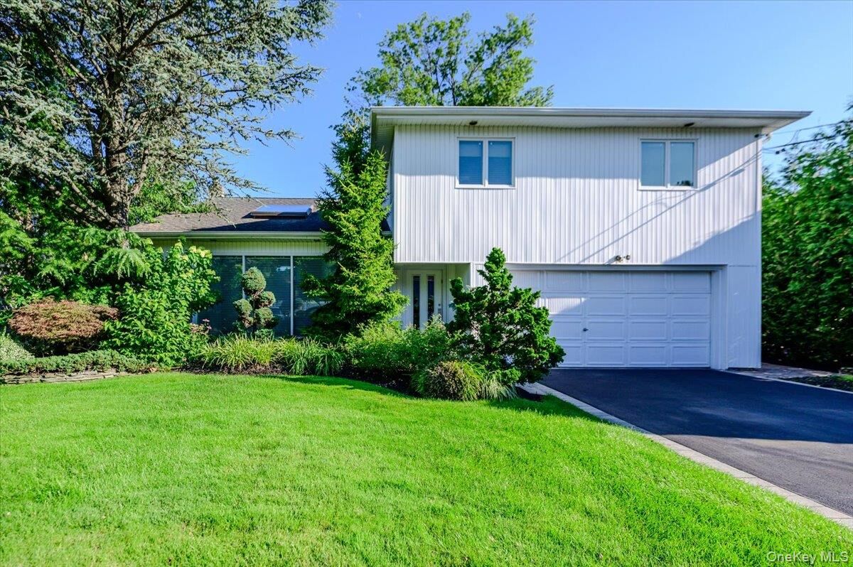 Property Photo: 6 Geoffrey Lane NY 11557